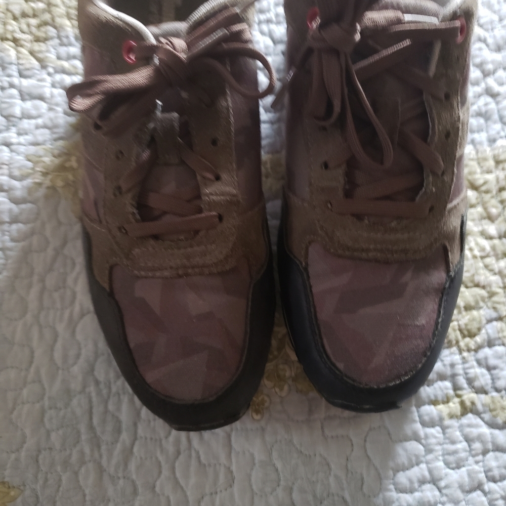 Sneakers - Picture 3 of 6